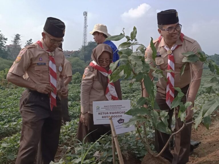 Pramuka Kwarcab Kota Bogor Tanam Pohon di Dramaga