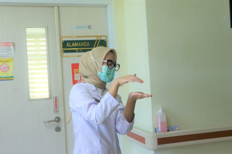 Beri Pemahaman Hidup Sehat, RSUD R.Moh.Noh Nur Edukasi Hand Hygiene dan Pencegahan Demam Tifoid ke Pasien dan Keluarga