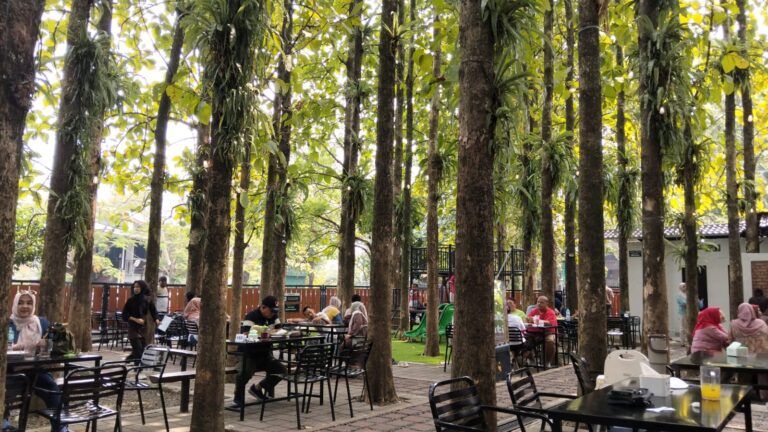 Makan Siang dan Ngopi Asyik di Tengah Rimbunnya Tectona Resto