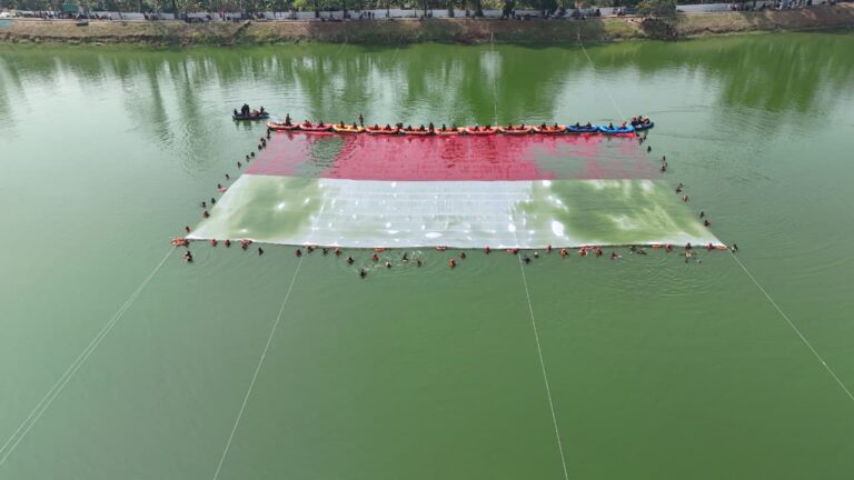 ‎Pembentangan Merah Putih Raksasa di Situ Gintung