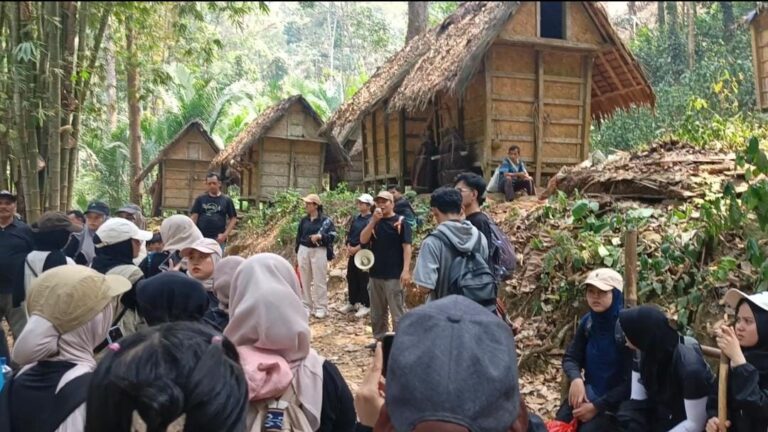 ITB Dewantara Gelar Edukasi Budaya dan Pengabdian Masyarakat di Desa Adat Baduy