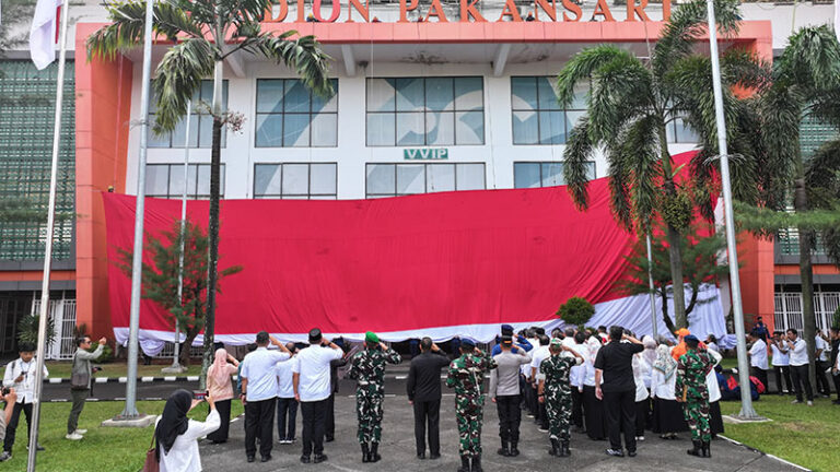 Merah Putih Raksasa Guncang Stadion Pakansari, Kobarkan Jiwa Nasionalisme