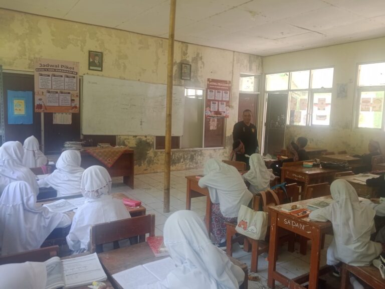 SDN Sukamaju 08 Rusak, Plafon Harus Ditopang Pakai Bambu