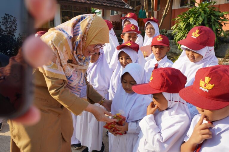 Program “Kami Mendengar” RSUD R.Moh.Noh Nur Dukung Peningkatan Pelayanan Pendidikan dan Kesehatan di SDN Mutiara