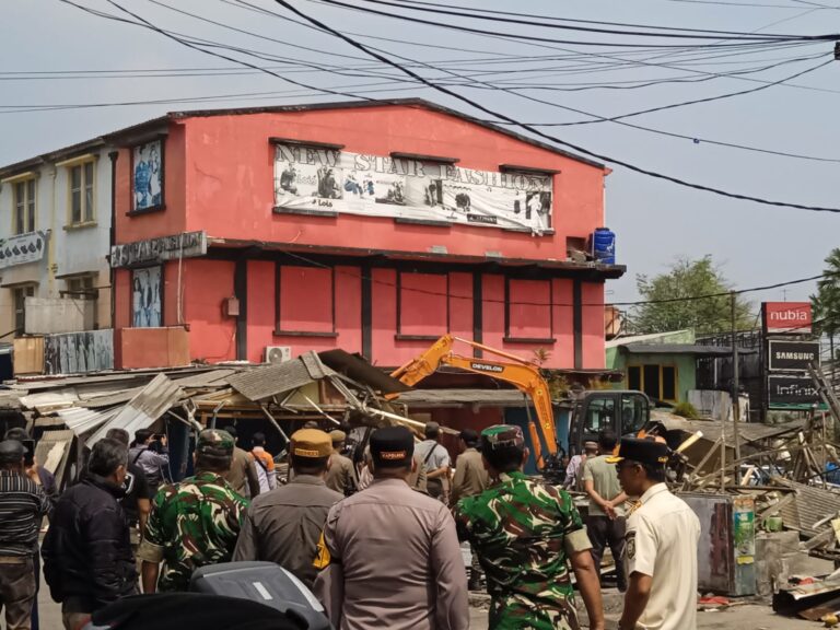 Langgar Aturan Puluhan Bangunan Diratakan