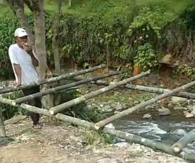 Batulayang Bangun Pos Pantau Pembuang Sampah
