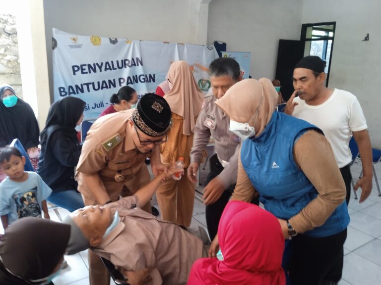 Deteksi Kesehatan Warga, Pemdes Gadog Lakukan Pengobatan Gratis