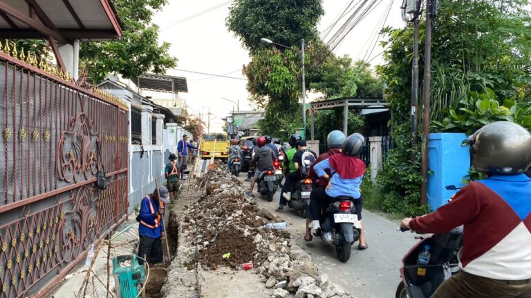 Pemeliharaan Drainase di Jalan Kolonel Enjo, Lalu Lintas Alami Kepadatan