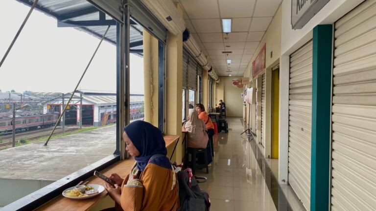 Daya Tarik Foodcourt Blok F Trade Center Pasar Kebon Kembang Bogor, Destinasi Kuliner dengan Pemandangan Kereta Api