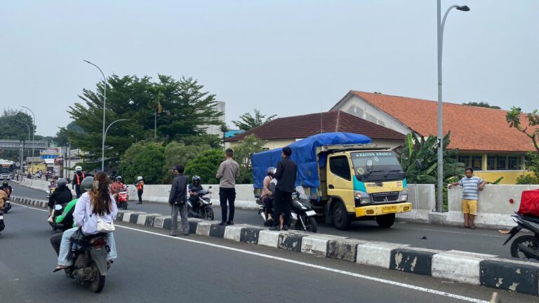 Kopling Bermasalah, Truk Tepung tak Kuat Menanjak di Flyover Jalan R.E. Martadinata