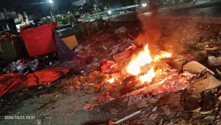 Pasar Cibinong Bakar Tumpukan Sampah Campuran