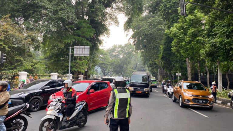 Massa Aksi BEM se-Bogor Gelar Demo di Depan Istana Bogor, Lalu Lintas Terpantau Padat