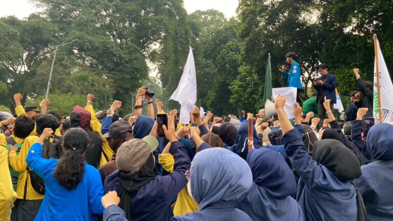 BEM se-Bogor Gelar Aksi di Depan Istana Bogor, Desak Pemerintah Tetapkan Karhutla sebagai Bencana Nasional