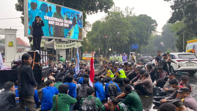 Diguyur Hujan, Massa Aksi Tetap Bertahan dan Lanjutkan Demonstrasi di Bogor