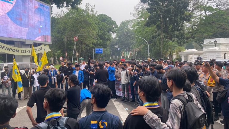 Massa PMII dan GMKI Gelar Aksi di Depan Istana Bogor, Lalu Lintas Padat