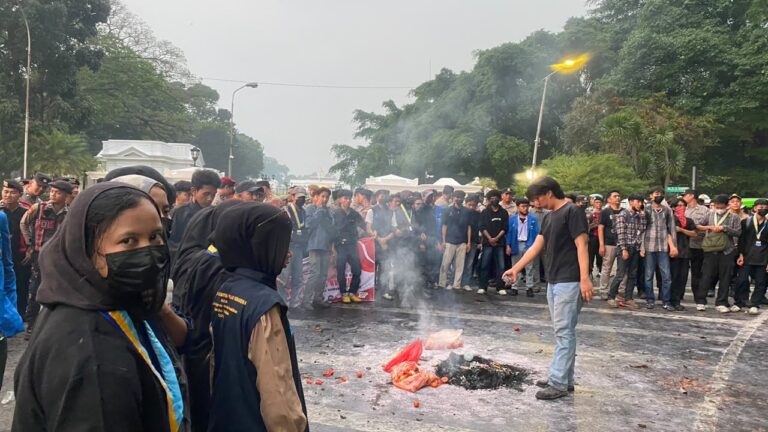 Aksi Lempar Tomat Jadi Simbol Kekecewaan Massa, Masker Hitam Sebagai Bentuk Empati Terhadap Karhutla
