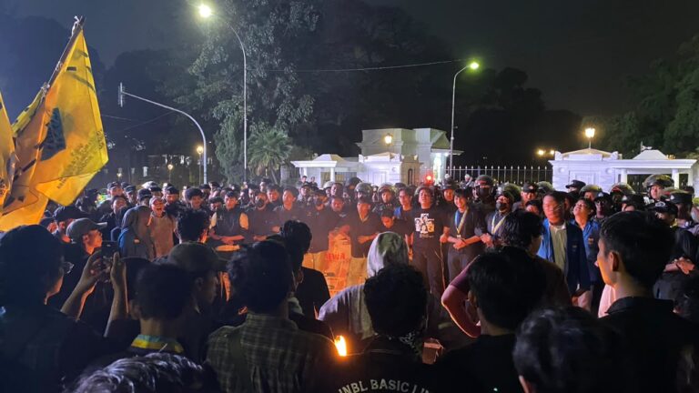 Diguyur Hujan dan Dihadang Malam, Massa Aksi di Bogor Tetap Bertahan